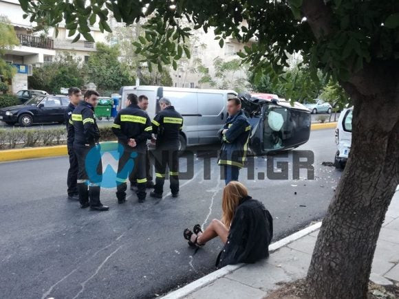 Τούμπαρε ΙΧ στην Ηλιούπολη – Σε κατάσταση σοκ η κοπέλα που το οδηγούσε (βίντεο)